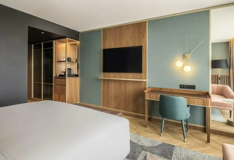 Deluxe Room King Size Bed