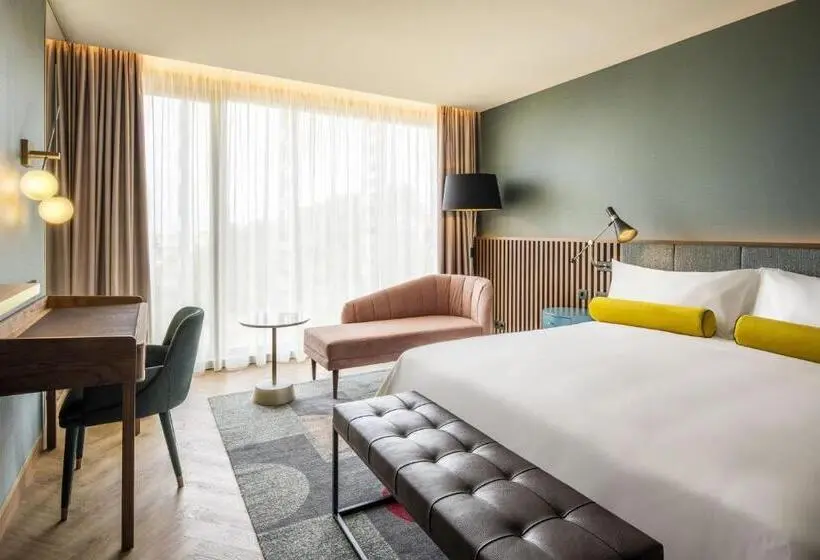 Deluxe Room King Bed & City View