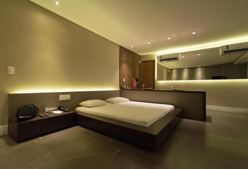 סוויטה עם ג'קוזי, Motel Up