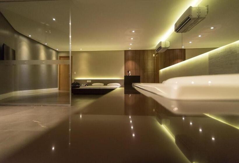 סוויטה עם ג'קוזי, Motel Up