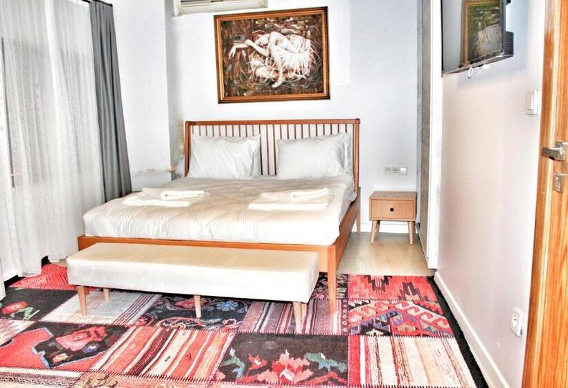 اتاق لوکس با بالکن, Million Old City Apartment