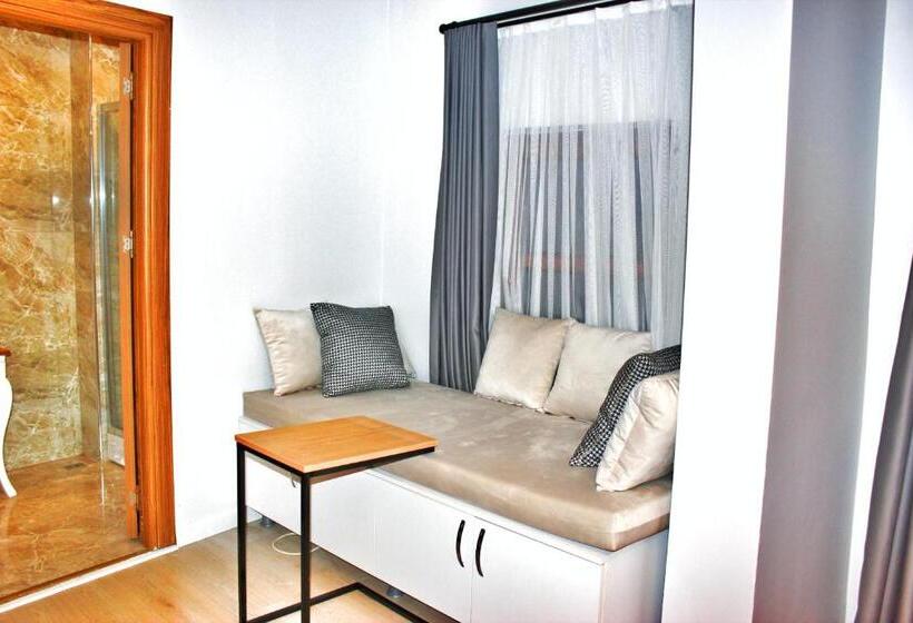 اتاق لوکس با بالکن, Million Old City Apartment