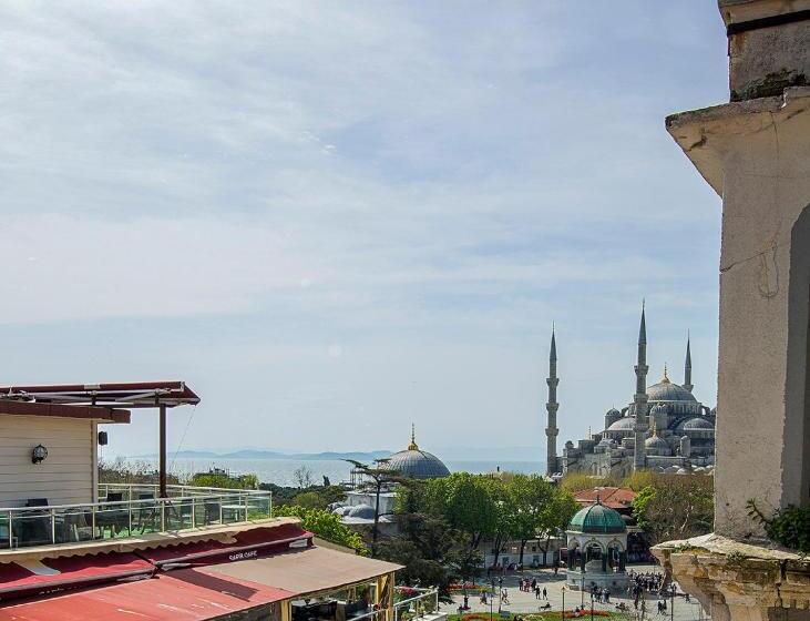 اتاق لوکس با بالکن, Million Old City Apartment