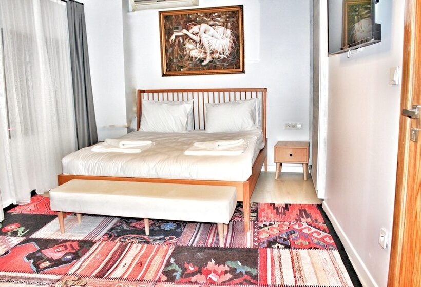 اتاق لوکس با بالکن, Million Old City Apartment