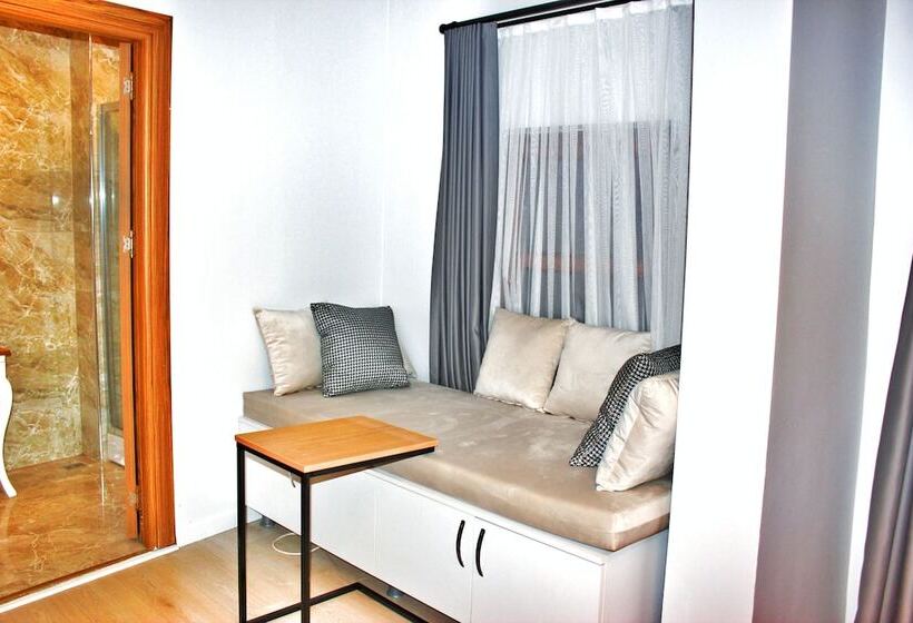 اتاق لوکس با بالکن, Million Old City Apartment