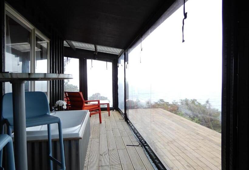 غرفة قياسية مطلّة علي البحر, The Lighthouse Lookout