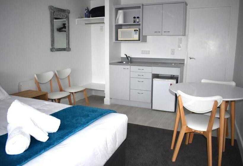 스탠다드 스튜디오, 6 On Adams