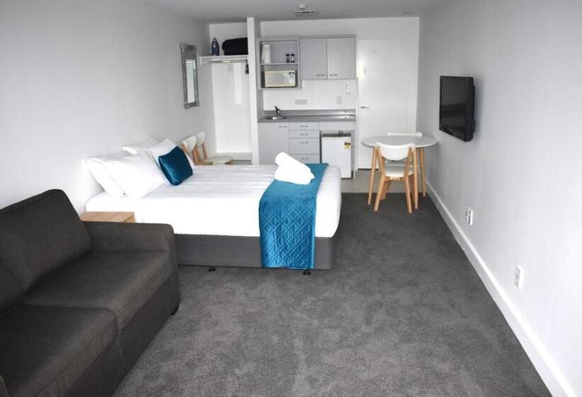 스탠다드 스튜디오, 6 On Adams