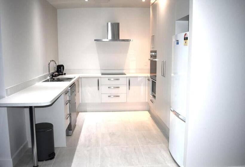 침실 3개 아파트, 6 On Adams