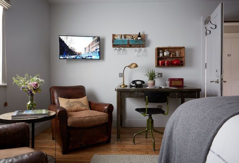 اتاق لوکس, Artist Residence London