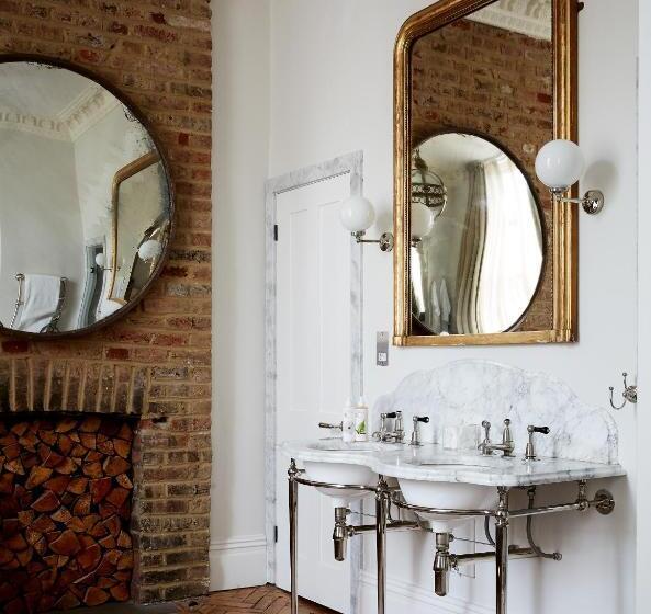 سوییت سوپریور, Artist Residence London