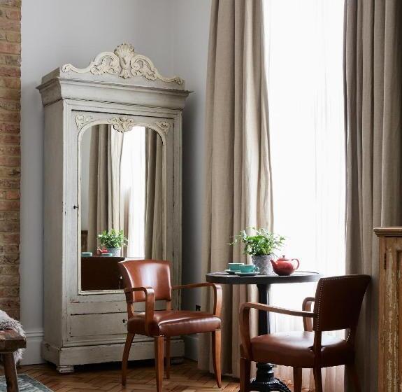 سوییت سوپریور, Artist Residence London