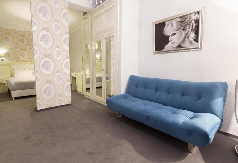 Comfort room with balcony, Vila Cornelia