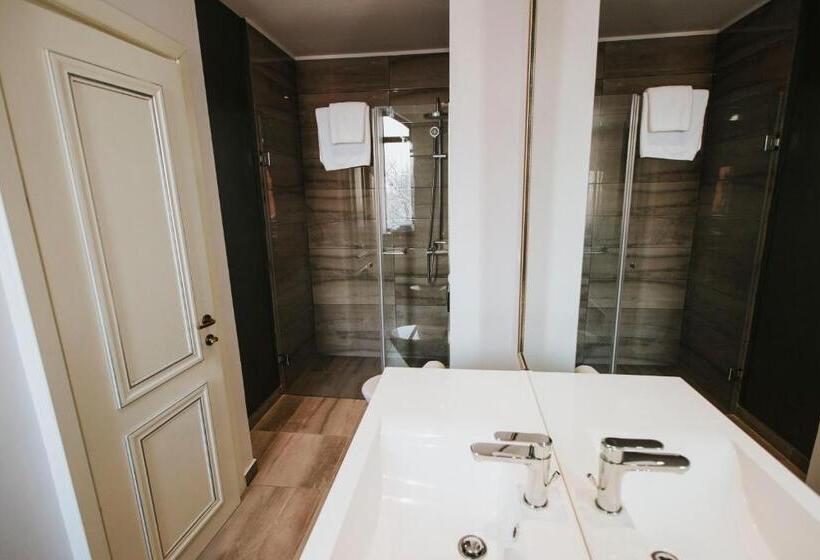 Comfort room with balcony, Vila Cornelia