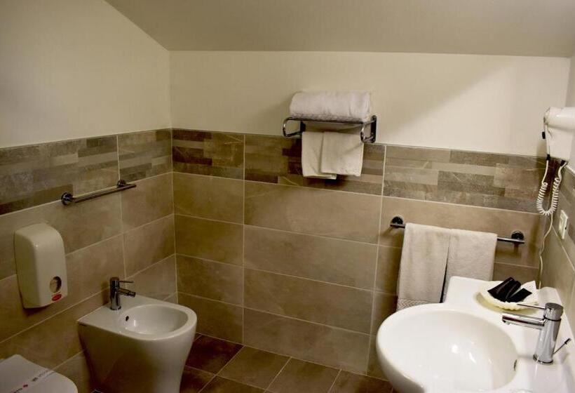 이코노이 4인룸, El Salvador Frontemare Piscina Riscaldata