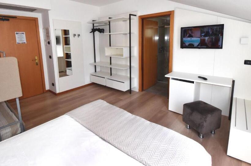 이코노이 4인룸, El Salvador Frontemare Piscina Riscaldata