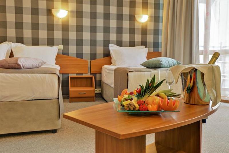 جناح, Hakone Nanase Formerly Known As Manatei Hakone