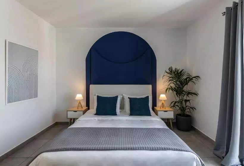 اتاق لوکس با چشم‌انداز دریا, Kontes Comfort