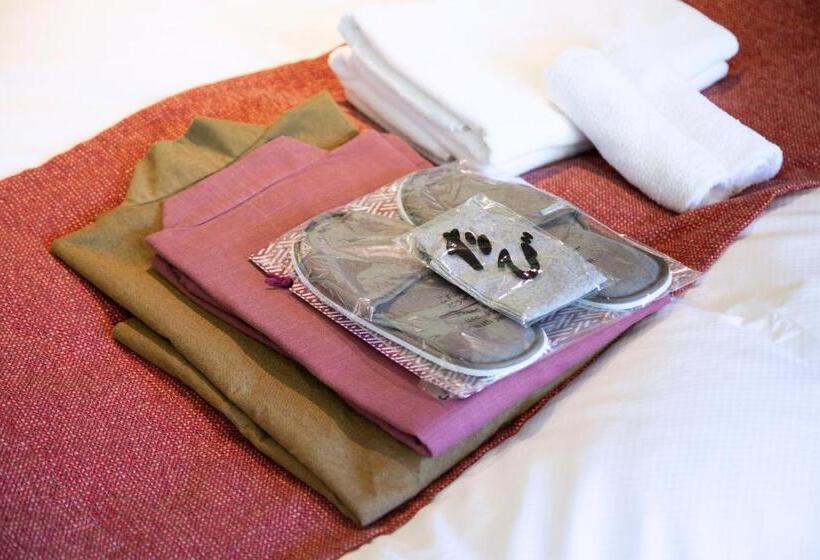 جناح, Hakone Nanase Formerly Known As Manatei Hakone