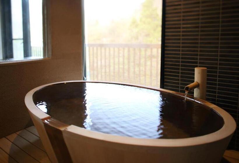 جناح, Hakone Nanase Formerly Known As Manatei Hakone