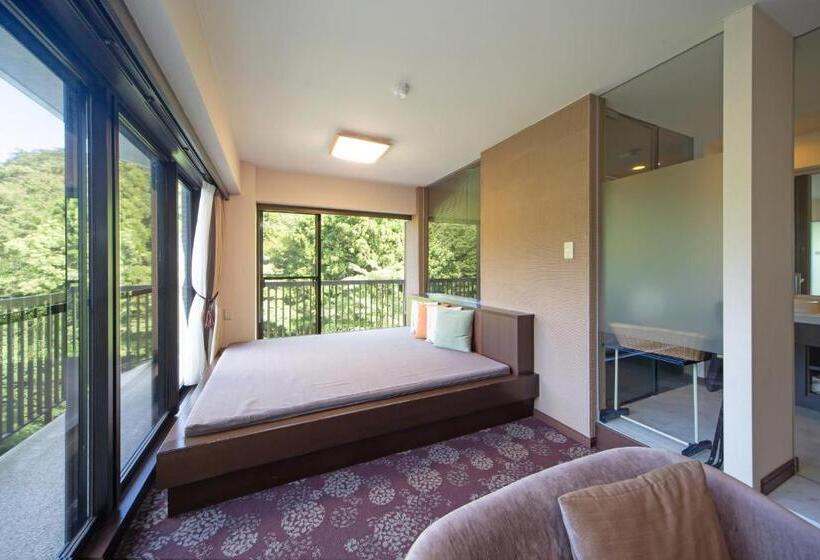 جناح, Hakone Nanase Formerly Known As Manatei Hakone