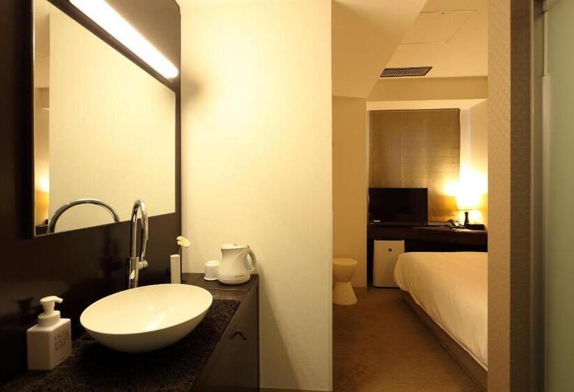 标准单人间, Massimo Mishima