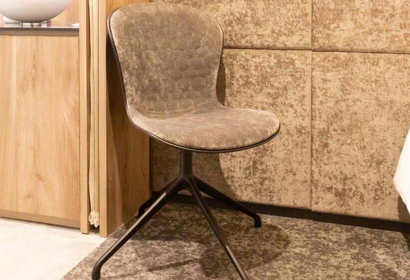 高级大房间, Massimo Mishima