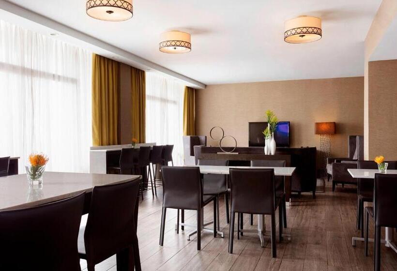 클럽 룸 킹침대, Sheraton Charlotte