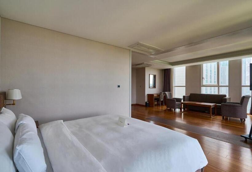 סוויטת ג'וניור, Square Ansan