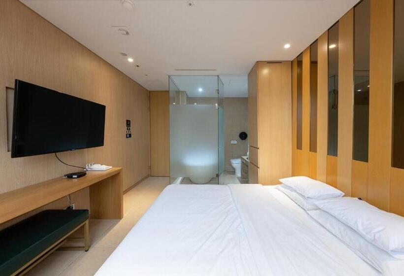 Quarto Estandar, The Designers Hongdae