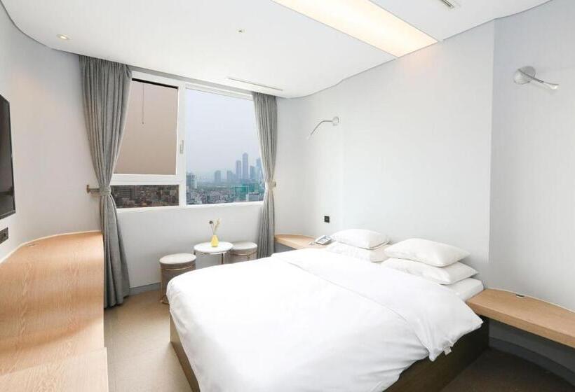 Quarto Estandar, The Designers Hongdae