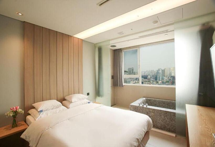 Quarto Estandar, The Designers Hongdae