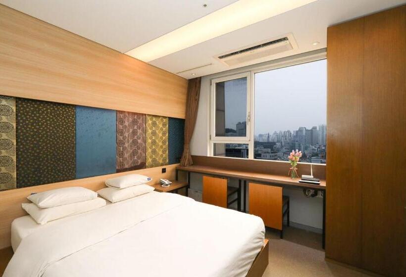 Quarto Estandar, The Designers Hongdae