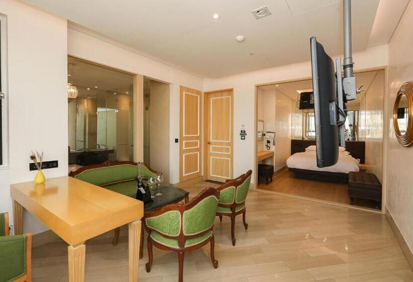 Suíte Real, The Designers Hongdae