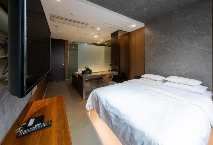 Suíte, The Designers Hongdae