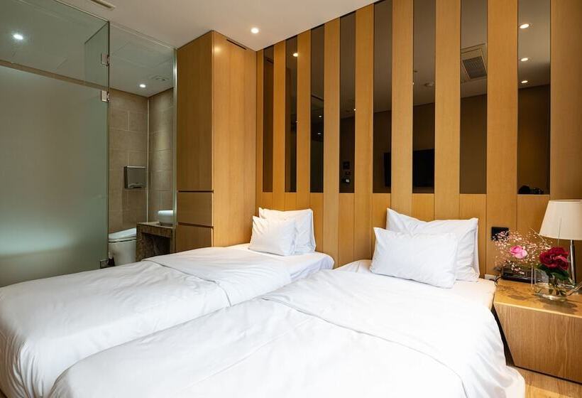 Quarto Estandar, The Designers Hongdae