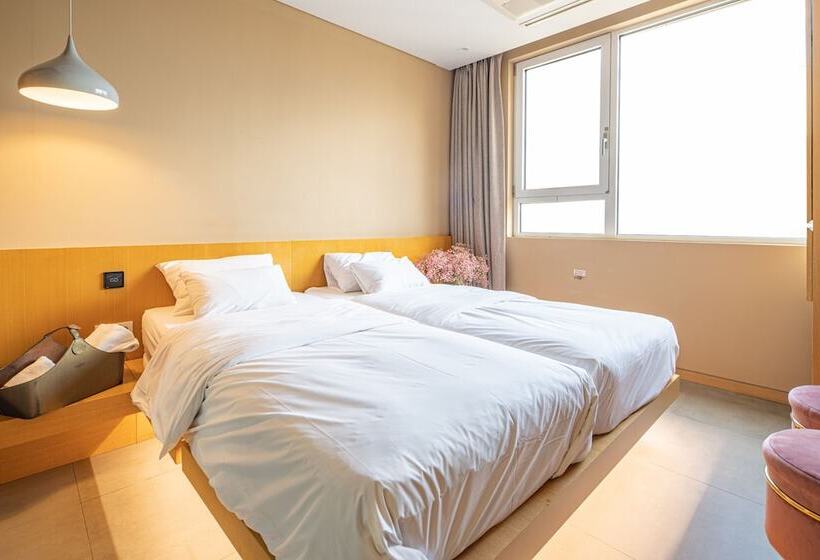 Quarto Estandar, The Designers Hongdae