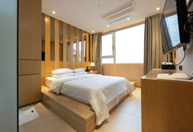 Quarto Estandar, The Designers Hongdae