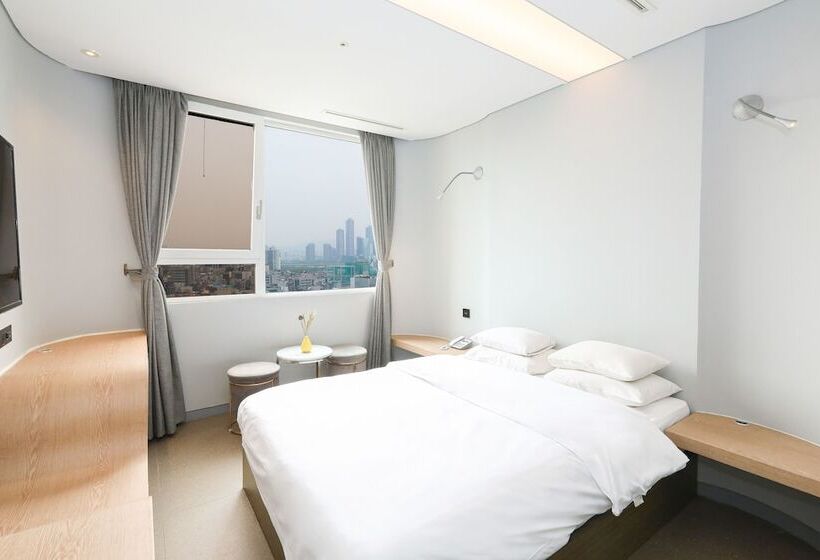 Quarto Estandar, The Designers Hongdae