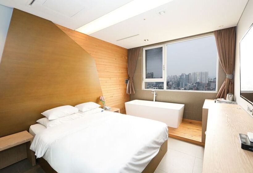 Quarto Estandar, The Designers Hongdae