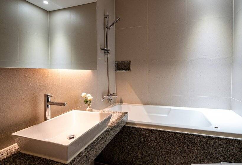 Quarto Estandar, The Designers Hongdae