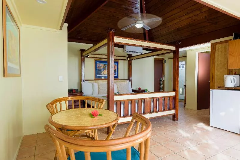 سوییت لوکس, The Rarotongan Beach Resort & Lagoonarium