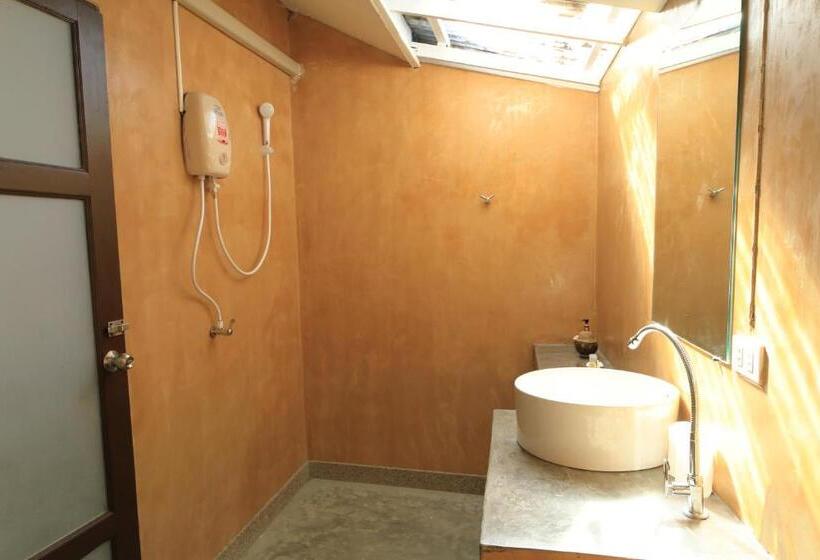 패밀리 방갈로, The White Cottage