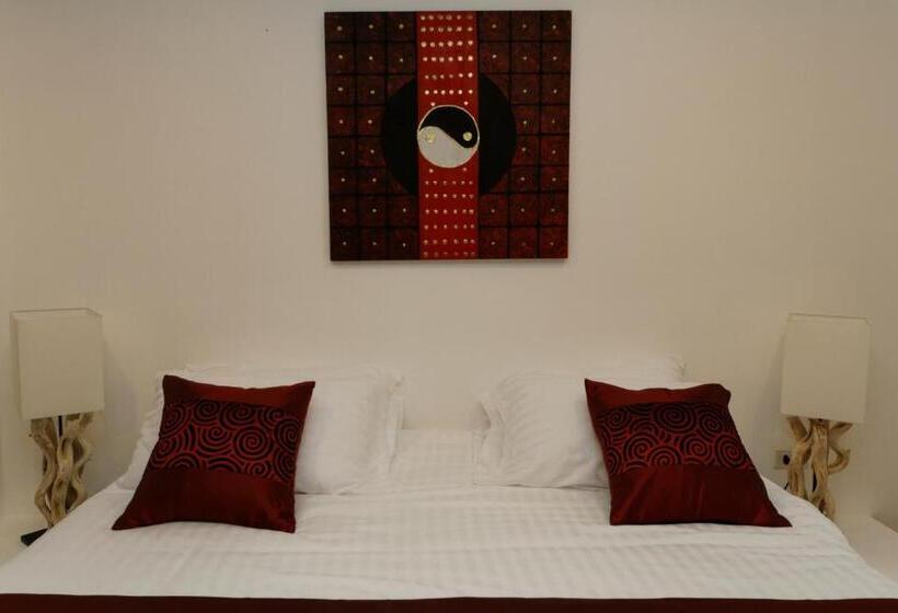 디럭스 방갈로, The White Cottage