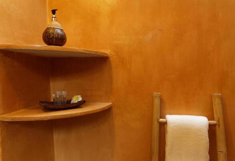 디럭스 방갈로, The White Cottage