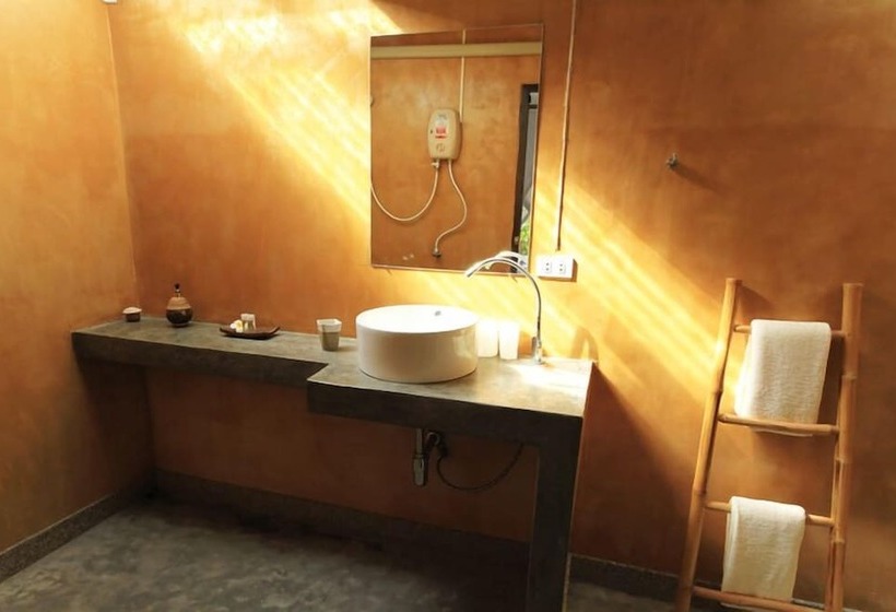 디럭스 방갈로, The White Cottage