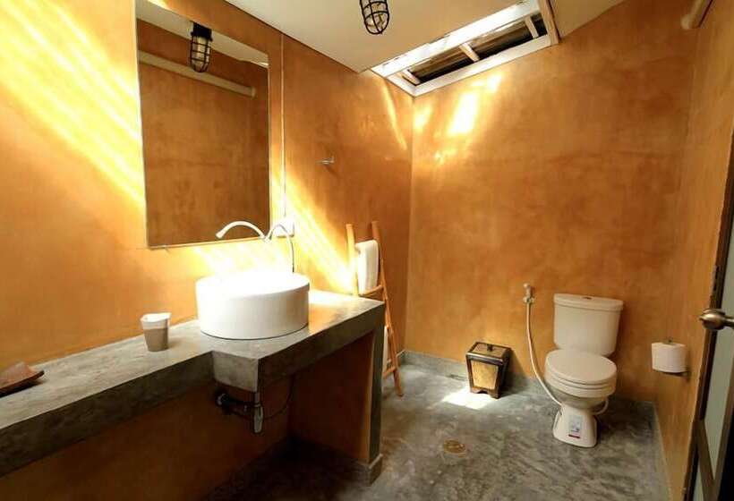 디럭스 방갈로, The White Cottage