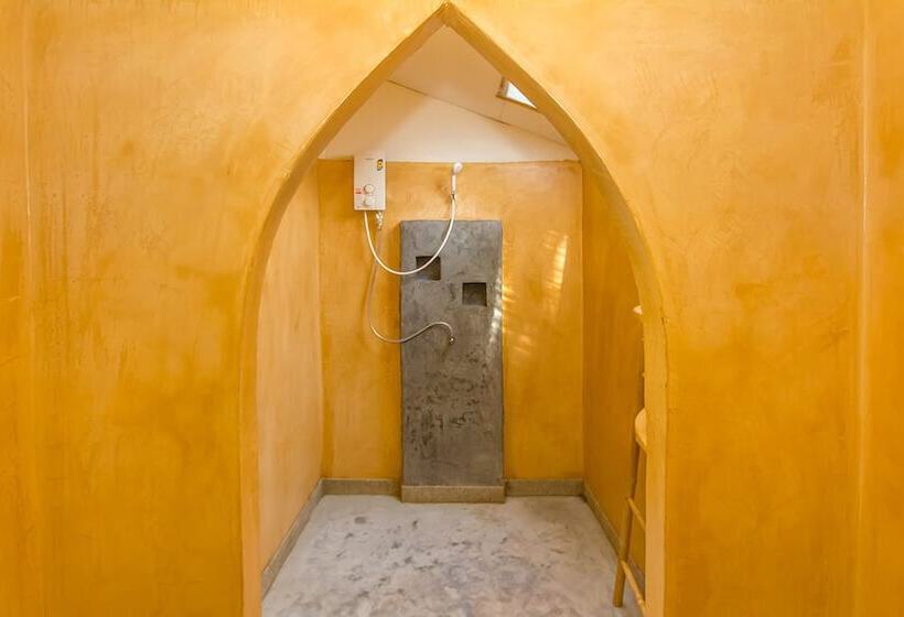 디럭스 방갈로, The White Cottage