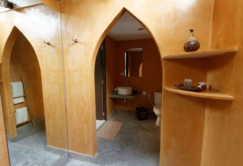 디럭스 방갈로, The White Cottage