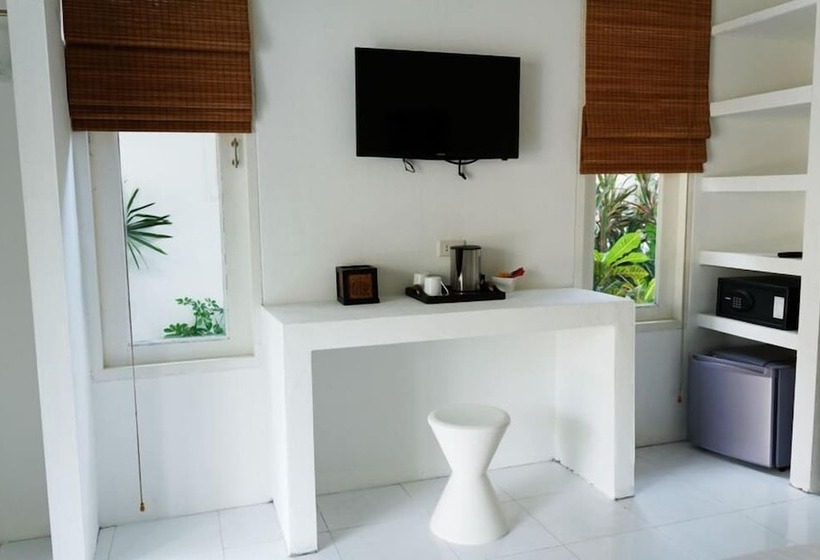 디럭스 방갈로, The White Cottage